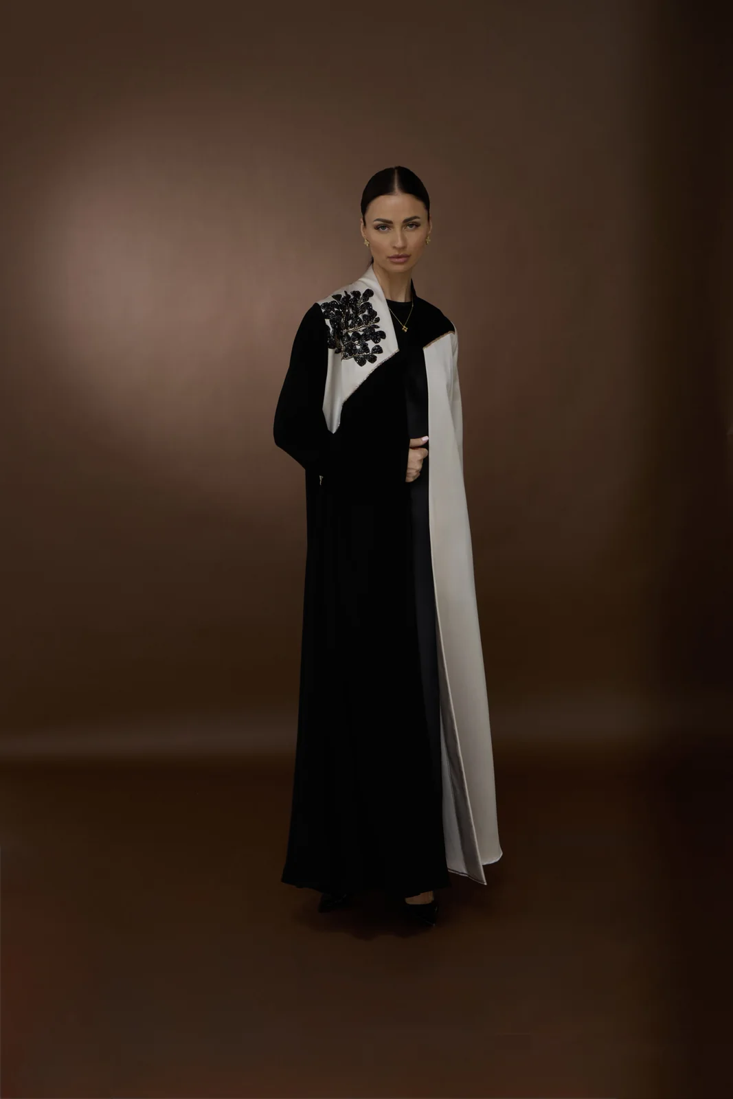 عباية كريب أسود ولمسات أوف وايت 170